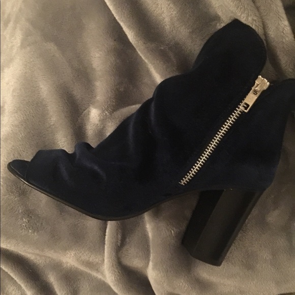 Stunning AND comfortable faux velvet navy open toe - Picture 2 of 6